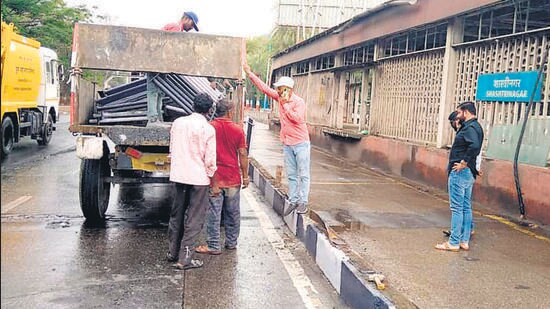 PMC has started dismantling Yerawada-Vimannagar BRTS corridor. (HT PHOTO)
