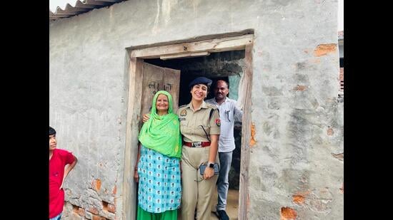 U.P. police on Friday stated that many other women police officers helped women and children by solving their long-pending issues (Twitter)