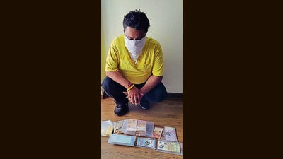 Arrested accused Sunny Verma with gold and foreign currency in Ludhiana. (HT PHOTO) Arrested accused Sunny Verma with gold and foreign currency in Ludhiana. (HT PHOTO)