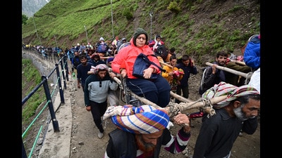 First batch of pilgrims on their way to the Amarnath cave via Baltal route on Saturday. (Waseem Andrabi?HT)