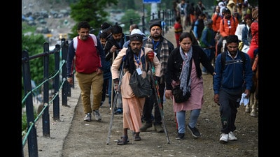 First batch of pilgrims on their way to the cave shrine via Baltal route on Saturday. (Waseem Andrabi/HT) First batch of pilgrims on their way to the cave shrine via Baltal route on Saturday. (Waseem Andrabi/HT)