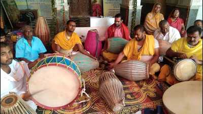 Followers of Sanatan Goswami play the Mridang (a percussion instrument) and practise Bengali devotional songs for Mudiya Purnima on July 3, at Goverdhan, in Mathura. (HT Photo)