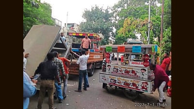 MC teams conducting an anti-encroachment drive in Jawahar Nagar Camp area . (HT PHOTO) MC teams conducting an anti-encroachment drive in Jawahar Nagar Camp area . (HT PHOTO)