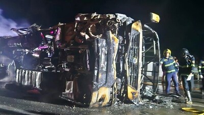 Buldhana: Rescue staff and others at the site after twenty five bus passengers were charred to death when their vehicle caught fire on the Samruddhi Expressway in Maharashtra's Buldhana district, Saturday, July 1, 2023 (PTI) Buldhana: Rescue staff and others at the site after twenty five bus passengers were charred to death when their vehicle caught fire on the Samruddhi Expressway in Maharashtra's Buldhana district, Saturday, July 1, 2023 (PTI)