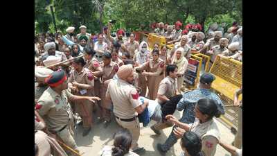 Police lathicharge protesting teachers near CM’s house in Sangrur Police lathicharge protesting teachers near CM’s house in Sangrur