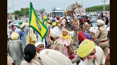 Police remove activists of Bhartiya Kisan Union (Ekta Ugrahan) who were blocking the Bathinda-Patiala national highway-7 near Bhucho Mandi town on Saturday. (Sanjeev Kumar /HT)