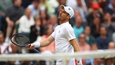 Andy Murray reacts during his second round match against John Isner of the U.S. in Wimbledon 2022 (REUTERS)