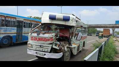 The funeral van that hit a stationary truck on NH-44 in Ambala, leaving four passengers, who were taking a body for cremation, injured. (HT Photo)
