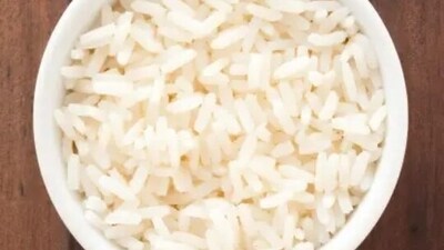 Refined carbohydrates can shoot up blood sugar levels and accelerate inflammation. Food items rich in refined carbohydrates such as white bread and white rice should be avoided. (Unsplash) Refined carbohydrates can shoot up blood sugar levels and accelerate inflammation. Food items rich in refined carbohydrates such as white bread and white rice should be avoided. (Unsplash)