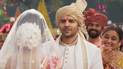 Kiara Advani, Kartik Aaryan and Supriya Pathak in a still from Satyaprem Ki Katha. Kiara Advani, Kartik Aaryan and Supriya Pathak in a still from Satyaprem Ki Katha.