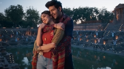 Kartik Aaryan and Kiara Advani in a still from Satyaprem Ki Katha song Le Aaunga. Kartik Aaryan and Kiara Advani in a still from Satyaprem Ki Katha song Le Aaunga.