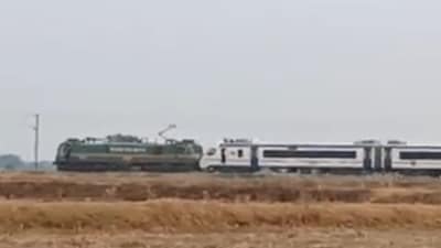 Viral video showing an old electric engine pulling a Vande Bharat train. (Twitter) Viral video showing an old electric engine pulling a Vande Bharat train. (Twitter)