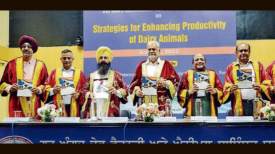Cabinet Minister Gurmeet Singh Khuddian attending National Academy on Veterinary Science Annual Convocation- cum-Scientific convention on Strategies for Enhancing Productivity at GADVASU in Ludhiana. (HT PHOTO)
