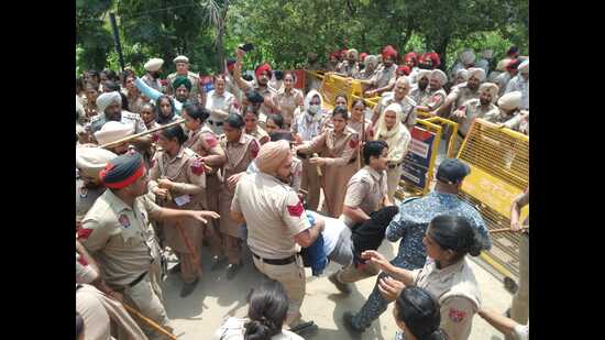 Police lathicharge protesting teachers near CM’s house in Sangrur
