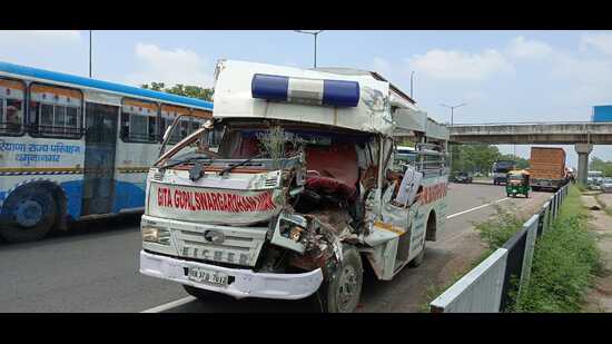 The funeral van that hit a stationary truck on NH-44 in Ambala, leaving four passengers, who were taking a body for cremation, injured. (HT Photo)
