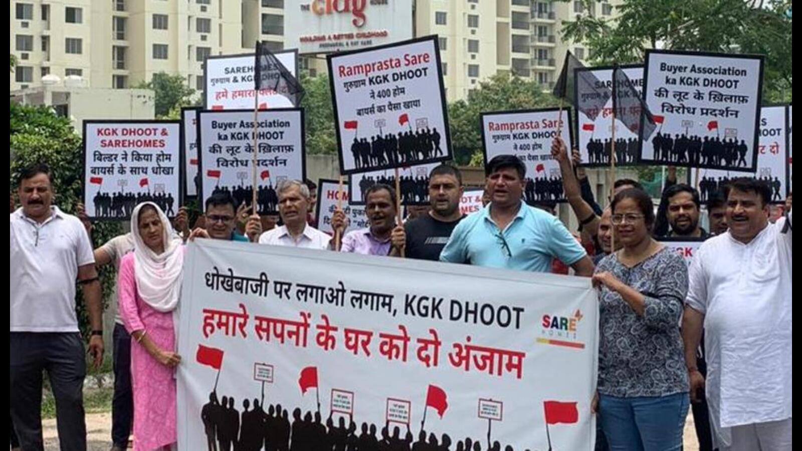 Sare Homes flat buyers stage protest against developer in Gurugram - Vimarsana News