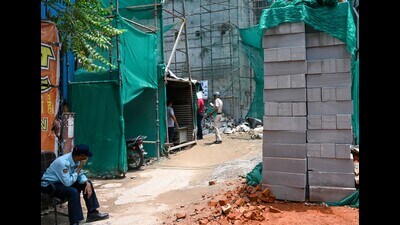 A private guard at the under-construction site in Lok Nayak hospital where labourer died of electrocution. (Vipin Kumar/HT Photo) A private guard at the under-construction site in Lok Nayak hospital where labourer died of electrocution. (Vipin Kumar/HT Photo)