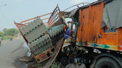 Canter truck rammed into a trailer truck from behind near Manji Sahib Gurdwara on the Delhi-Amritsar highway (NH-44) in Ambala. (HT Photo)