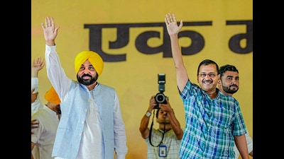 Delhi chief minister Arvind Kejriwal and Punjab counterpart Bhagwant Mann during a rally in Bilaspur on Sunday. (PTI)