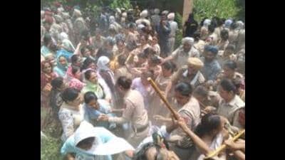 The Shiromani Akali Dal (SAD) on Sunday condemned the Aam Aadmi Party (AAP) government for resorting to lathicharge on teachers staging a dharna in front of the residence of chief minister Bhagwant Mann in Sangrur and demanded that their services be regularised immediately. (HT File Photo)