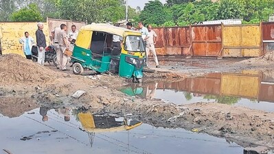 The incident took place near an under-construction flyover in Harsh Vihar, where there was a ‘very deep pit’, police said. (HT PHOTO) The incident took place near an under-construction flyover in Harsh Vihar, where there was a ‘very deep pit’, police said. (HT PHOTO)