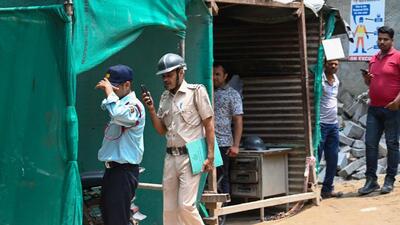 The police at the under-construction site in Lok Nayak hospital where labourer died of electrocution. (Vipin Kumar/HT Photo) The police at the under-construction site in Lok Nayak hospital where labourer died of electrocution. (Vipin Kumar/HT Photo)