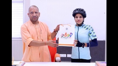 Uttar Pradesh chief minister Yogi Adityanath with national-level mountaineer and cyclist Asha Malviya on July 2. (Sourced) Uttar Pradesh chief minister Yogi Adityanath with national-level mountaineer and cyclist Asha Malviya on July 2. (Sourced)
