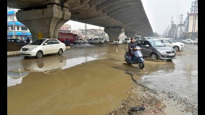 Waterlogged roads after rains in Ludhiana on Sunday. (HT PHOTO) Waterlogged roads after rains in Ludhiana on Sunday. (HT PHOTO)