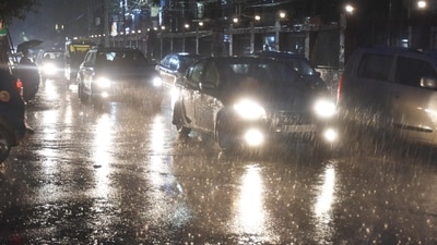 Vehicles crossing during monsoon rain falling in Patna , Bihar on Saturday. (Photo by Santosh Kumar / Hindustan Times)