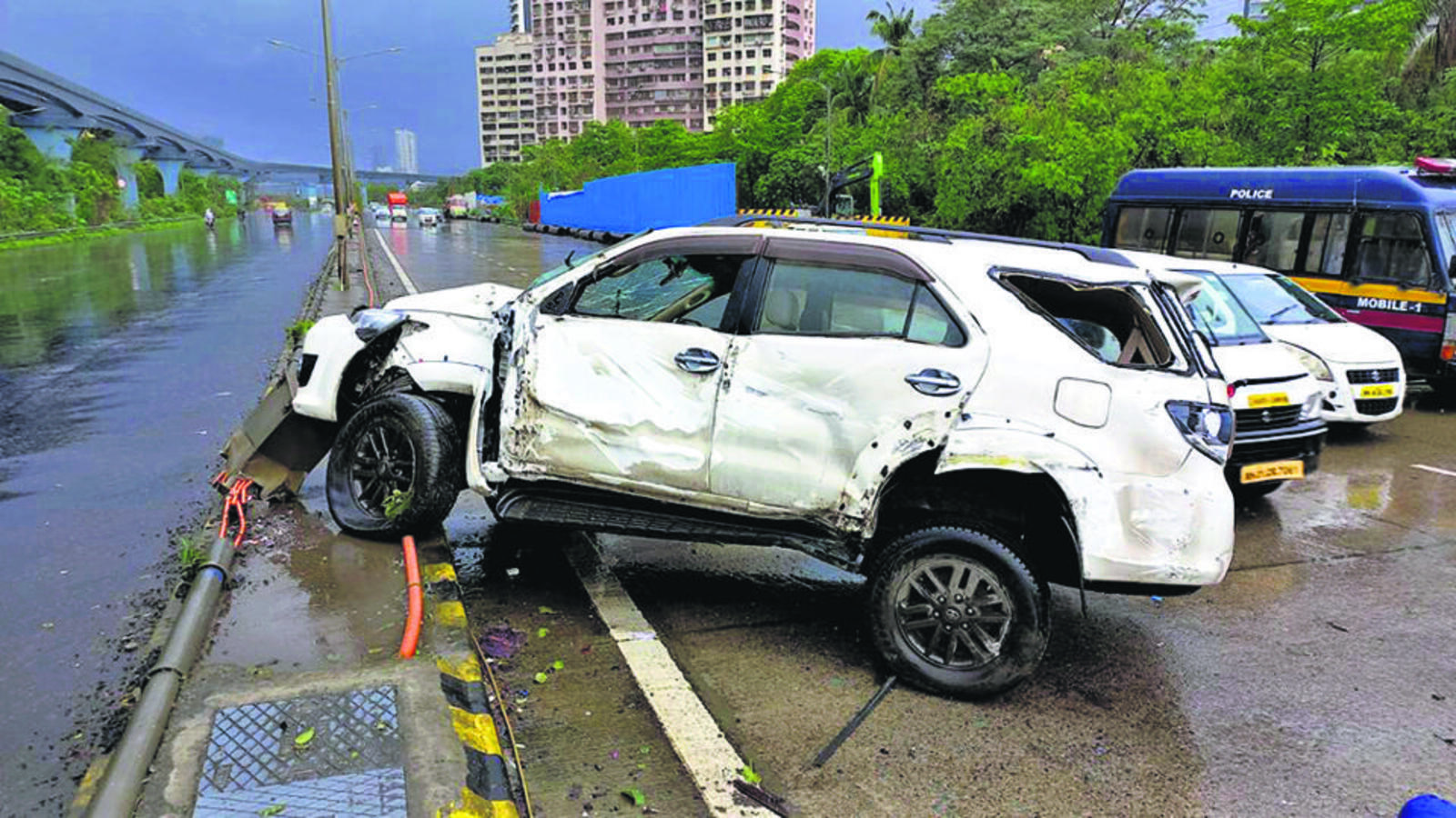 One killed, five injured after SUV crashes into divider on Eastern Freeway - Vimarsana News