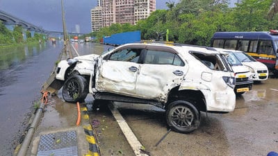One killed, five injured after SUV crashes into divider on Eastern Freeway