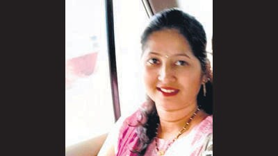 Woman loots boyfriend, leaves him naked on Shahapur highway Woman loots boyfriend, leaves him naked on Shahapur highway
