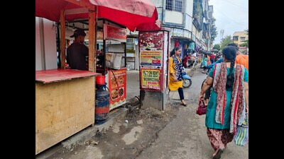 A hawker is seen using gas cylinder at a footpath in Katraj. (Rahul Raut/HT PHOTO) A hawker is seen using gas cylinder at a footpath in Katraj. (Rahul Raut/HT PHOTO)