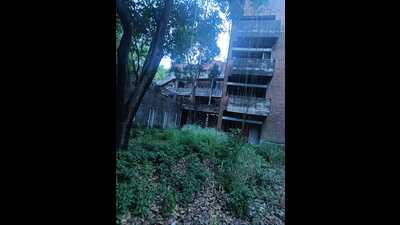 Currently, the flats are lying abandoned, resulting in financial loss and deterioration of infrastructure. (HT Photo) Currently, the flats are lying abandoned, resulting in financial loss and deterioration of infrastructure. (HT Photo)