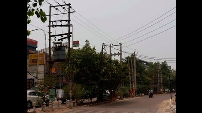 Electricity poles which stand in the middle of the road pose hurdles for commuters on Sat Paul Road, which is being renovated to fit the bill of city’s first ‘Smart Road’. (Manish/HT)