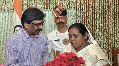 Former Jharkhand minister Jagarnath Mahto’s wife, Baby Devi takes oath as in minister in Hemant Soren-led UPA government. (ANI)