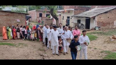 Members of Sri Satya Sai Seva Samiti, Prayagraj at Maheshpura village of Bahadurpur block of Prayagraj. (HT PHOTO) Members of Sri Satya Sai Seva Samiti, Prayagraj at Maheshpura village of Bahadurpur block of Prayagraj. (HT PHOTO)