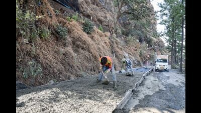 The dangerous cracks that had developed in the hills bordering the ghat road gave way to landslides on Sunday night. (HT FILE PHOTO) The dangerous cracks that had developed in the hills bordering the ghat road gave way to landslides on Sunday night. (HT FILE PHOTO)
