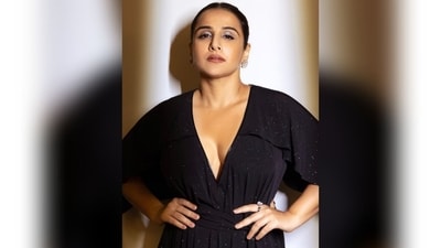 With the expertise of makeup artist Harshal Jariwala, Vidya got decked up in shimmer eyeshadow, voluminous mascara, sculpted cheeks, luminous highlighter, and a shade of mahogany lipstick. (Instagram/@who_wore_what_when) With the expertise of makeup artist Harshal Jariwala, Vidya got decked up in shimmer eyeshadow, voluminous mascara, sculpted cheeks, luminous highlighter, and a shade of mahogany lipstick. (Instagram/@who_wore_what_when)