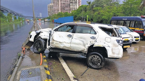 One killed, five injured after SUV crashes into divider on Eastern Freeway