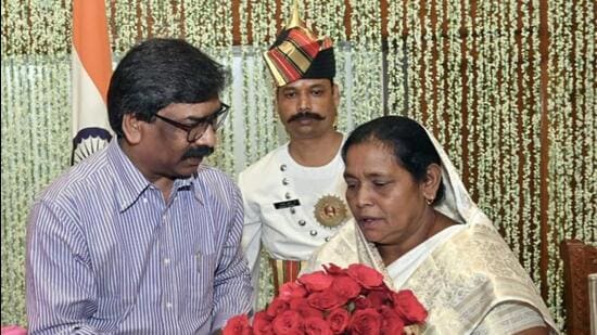 Former Jharkhand minister Jagarnath Mahto’s wife, Baby Devi takes oath as in minister in Hemant Soren-led UPA government. (ANI)