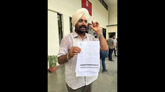 Lambardar Barewal village stage protest outside DC office against the alleged corrupt officials in Ludhiana. (Manish/HT)