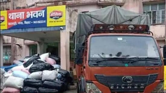 Opium doda kept in plastic bags on the truck weighed as much as 1,835 kg. (HT photo)
