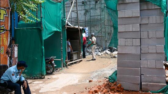 Police officers at the under-construction site of Lok Nayak hospital where a labourer was electrocuted, in New Delhi on Sunday. (Vipin Kumar/HT)