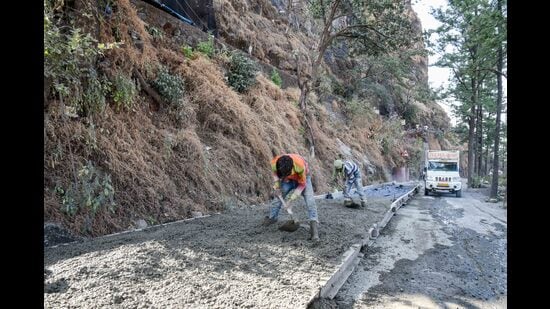 The dangerous cracks that had developed in the hills bordering the ghat road gave way to landslides on Sunday night. (HT FILE PHOTO)