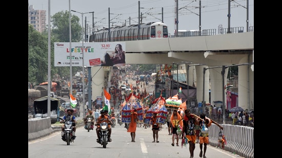 The main ghats where thousands of Kanwariyas and devotees pour in every year are Shringverpur Ghat, two ghats in Phaphamau, Dashashawamegh Ghat, Ramghat, Kali Road Ghat, Chhatnag Ghat, Arail Ghat, Sirsa Ghat and Sangam etc. Besides these, the Prayagraj district has thousands of other ghats on rivers Ganga and Yamuna in Jhunsi, Handia, Karchhana, Meja etc. (HT FILE PHOTO)