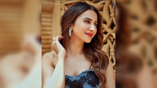 Rakul Preet opted for bold red lips and subtle smokey eyes with chiselled jawlines and blushed cheeks.&nbsp;&nbsp;(Instagram/@rakulpreet)