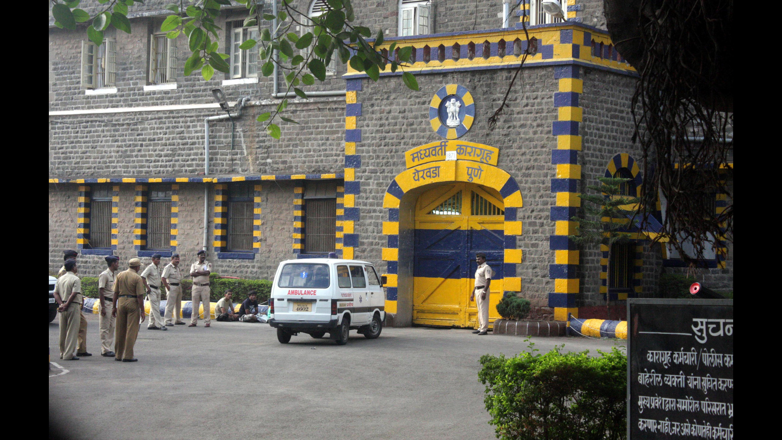 FIR lodged against seven undertrials for smuggling phones inside Yerawada Jail - Vimarsana News
