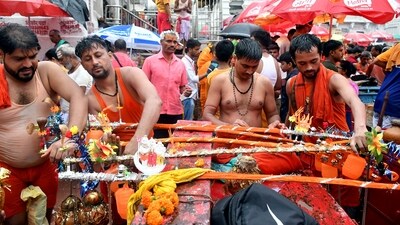 "Sawan has started. There is Dashashwameca Ghat and the Kanwariyas, performing Kanwar Yatra take this water to reach Lord Shiva's temple. Some people go to Banaras, some go to Vaidhnath. There are so many people that sometimes the forces find it difficult to control them," said Gopal Tyagi, a sadhu. (ANI) "Sawan has started. There is Dashashwameca Ghat and the Kanwariyas, performing Kanwar Yatra take this water to reach Lord Shiva's temple. Some people go to Banaras, some go to Vaidhnath. There are so many people that sometimes the forces find it difficult to control them," said Gopal Tyagi, a sadhu. (ANI)
