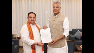 BJP national chief JP Nadda handing over the appointment letter to Punjab unit leader Sunil Jakhar in New Delhi on Tuesday. (HT Photo)